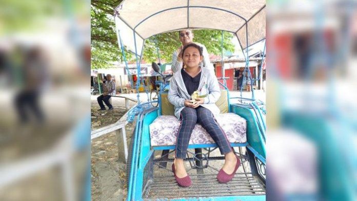 BECAK - Penumpang sedang bersiap berkeliling memakai becak di Pulau Doom, Kota Sorong, Papua Barat, Senin (24/10/2022). Sumber : papuabarat.tribunnews.com