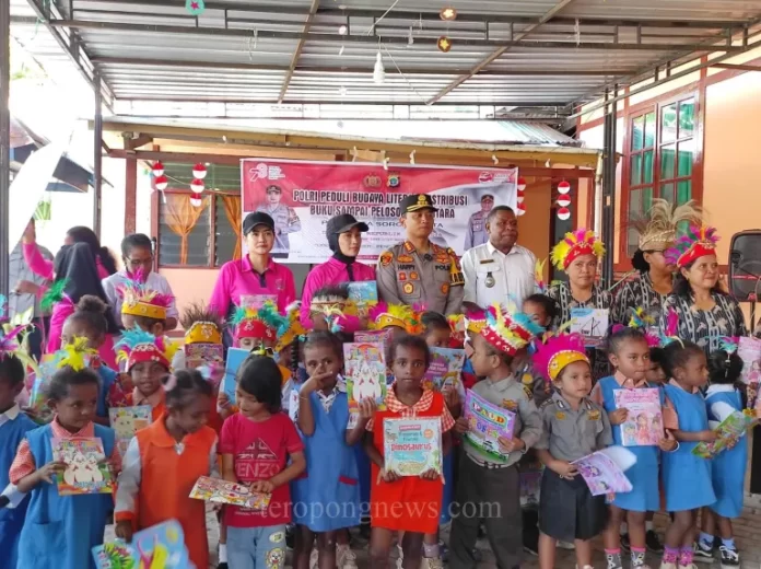 Foto bersama Kapolresta Sorong Kota, Kombes Pol Happy Perdana Yudianto dengan anak-anak PAUD Bethel Doom. (foto:Mega/TN). Sumber : teropongnews.com