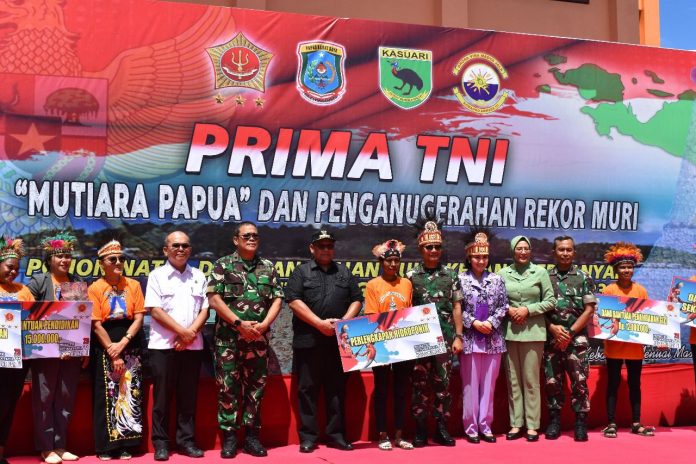 Rekor MURI Pohon Natal dari Kulit Kerang Pecah di Launching Prima TNI “Mutiara Papua” Sumber : newsredaksi.com