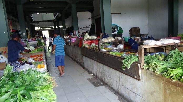 Tampak suasana Pasar Doom yang terletak dibilangan terminal taksi laut, pangakalan becak, dan ojek.