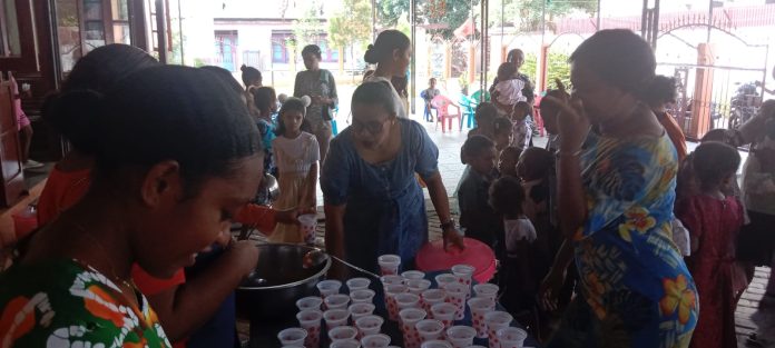 Tiap Minggu, Ratusan Anak-Anak Doom Santap Bubur Gratis