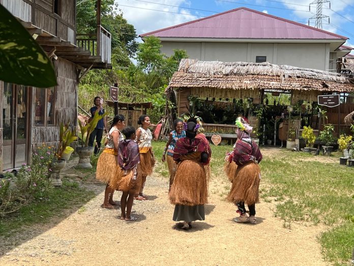 Ternyata, Di Sorong Ada Gerai Oleh-Oleh Lengkap Khas Adat Papua Loh..